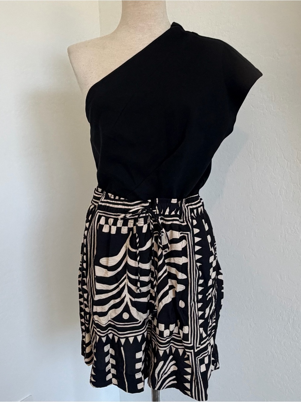 Express Black One Shoulder Crop Top - Picture 1 of 7